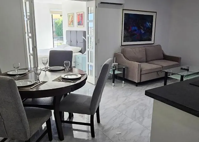 Elegant In An Upscale Building 4*